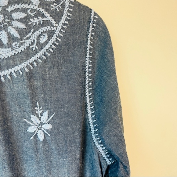🏷️ 2/$20 Soft Surroundings Chambray Embroidered Tunic Top - Picture 8 of 11